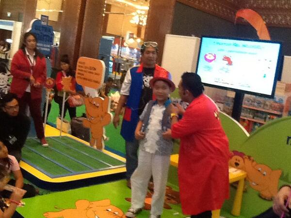 RumahCeritaAnak's tweet photo. Wah, ada @doctorabbitku di booth Ultra Mimi. Yuk yang sedang di @Bobo_Fair kita belajar science dengan fun! http://t.co/8yrv38bKZ2