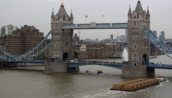 Glorious Arrival of #TheIsanders at #TowerBridge!! Well done <a href="/Rowchallenge/">Islanders Challenge</a> for breaking the #WorldRecord!