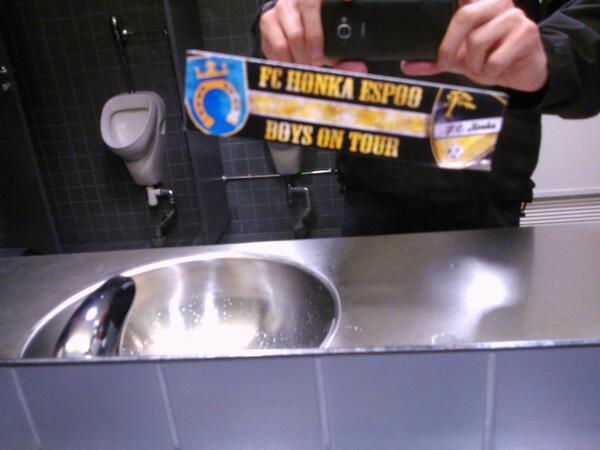 MPAOI's tweet photo. #fchonka on näemmä kylässä. Palatesa voi ottaa teipin kentältä mukaan ni o jtn kotiiviemisiäkin #RoPs #veikkausliiga http://t.co/4yDeD6jadi
