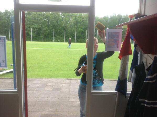 pompebledden's tweet photo. Het veld wordt gelegd en de ramen gelapt door @TSaakstra, klaar voor De Masters #kaatsen #knkb http://t.co/3c3ScnV10b