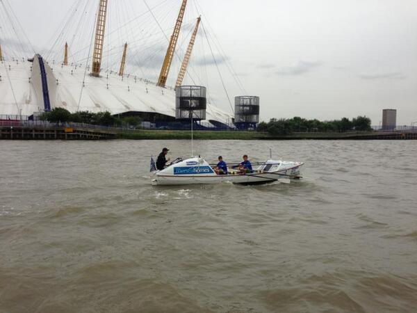 RT ‏<a href="/timfuell/">Tim Fuell  #benice</a> #theislanders on the home stretch past the O2 heading for a @gbrow2013 world record