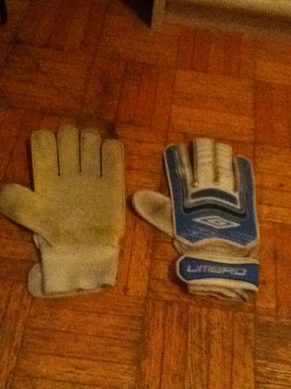 Simpneyy's tweet image. First pair of keeper gloves ❤❤❤.  Grade 6 memories. #keepersolutions. @soccgoalieprobs