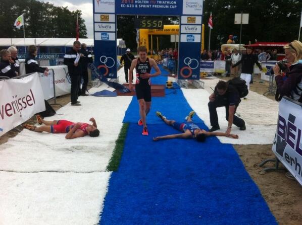 TriathlonHolten's tweet photo. Bijzondere beelden van de finish! De nummers 1, 2 en 3 gezamenlijk op de foto. Inmiddels zijn ze weer oké. #triho http://t.co/Yo3rdXoiGM