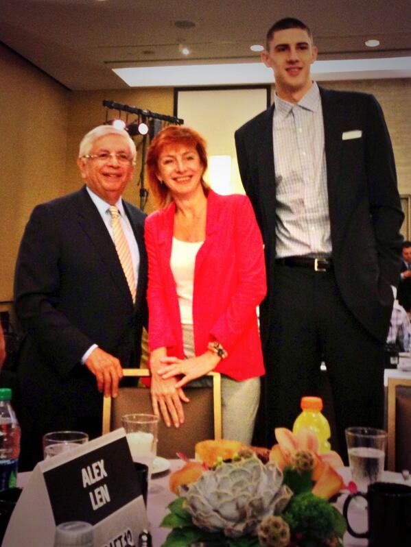 alexlen's tweet photo. Great to meet Commissioner Stern, cool to find out his roots are from Moldova! #NBADraft http://t.co/p9LKU84Pg3