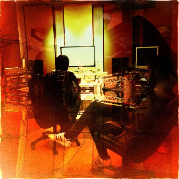 Laramusic's tweet image. @gregorjakac smo delavni! ;) #workingrightnow