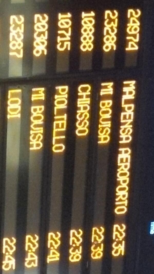 Dariomito's tweet photo. Last train home! http://t.co/RuMrlx6TEf