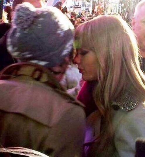 17blackstyIes's tweet photo. remember harry's last visit to new york hA http://t.co/1NVQjZansO