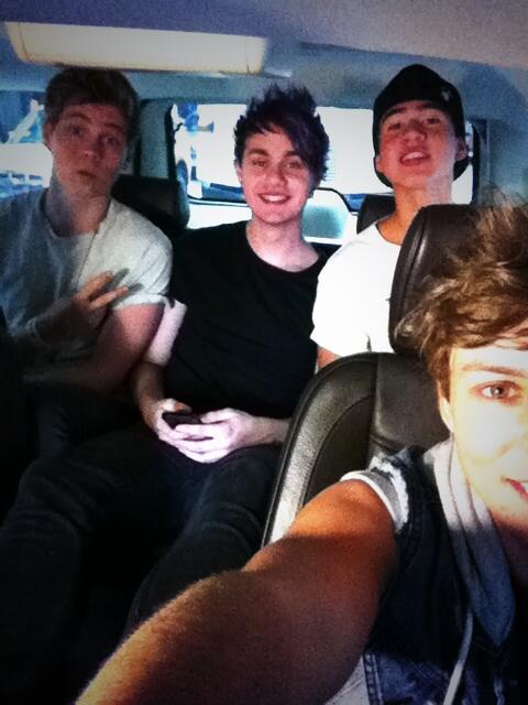 5SOS's tweet image. HIIIII! New York is epic lol :-)