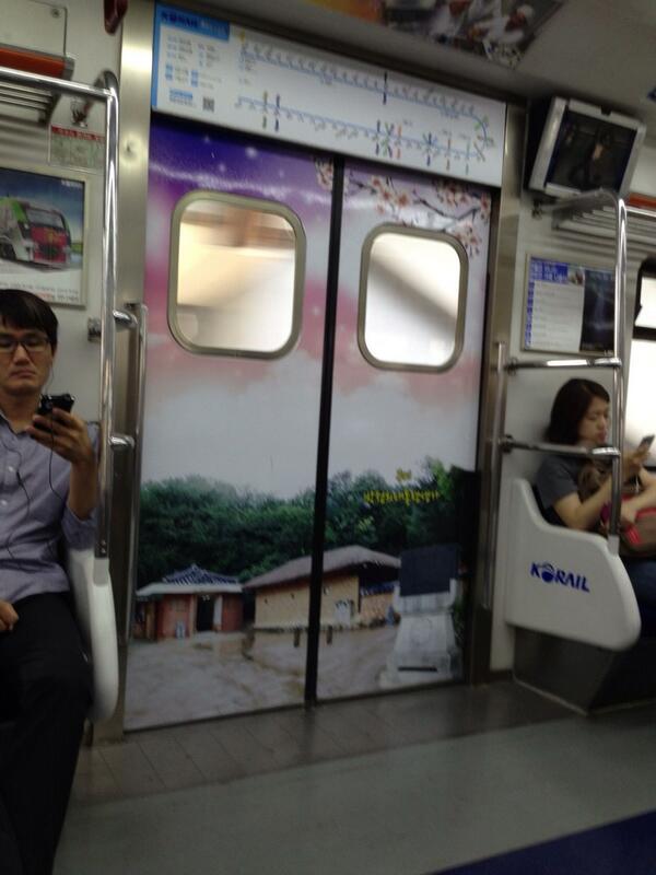 mrsuhh's tweet photo. 거짓말;;; RT @patriamea: 이것 합�� 아닌 진짜인가요? RT @CbalsZotto: 지하철 4호선 출입문 장식이 박정희 생가로 바꼈답니다. http://t.co/z9P07KZUVc