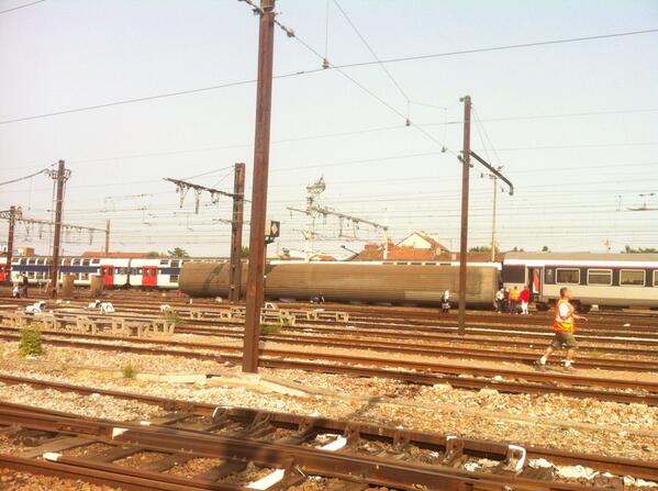 Un train déraille en France, à Brétigny-sur-Orge: 7 morts et plusieurs dizaines de blessés (photos) 12 07 2013 BO---zKCUAA7FDI