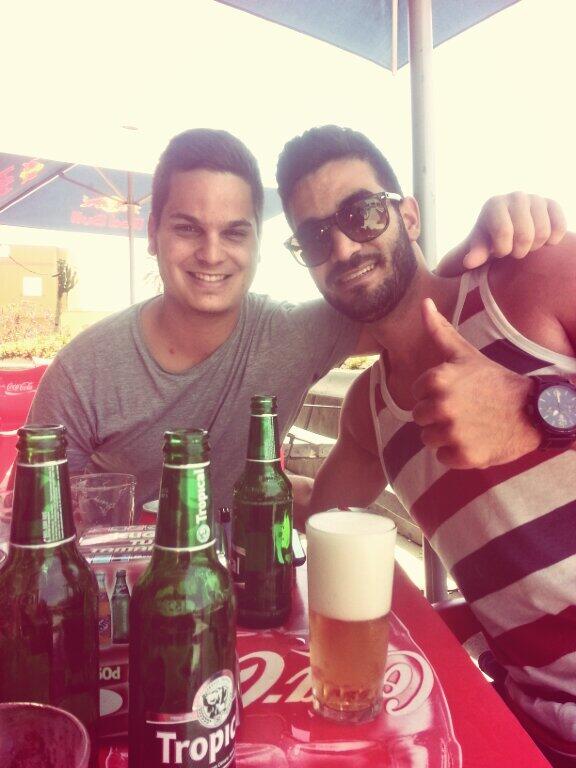 fdezharold's tweet photo. Despidiéndome de un amigo y dando la bienvenida al verano @Carlosgo91 http://t.co/CpQXvZTBVp