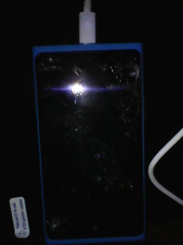 daRealKingRa's tweet image. Barely 2 weeks wit my phone n it takes a fall.... smh