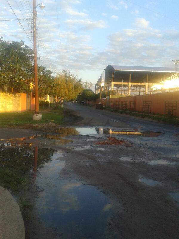 gizev's tweet photo. @oscar_marandu @Mariateresalop Esto es agua servida y baches sobre la calle jose pappalardo a una cuadra de ivesur. http://t.co/iNR0TJ8U3y