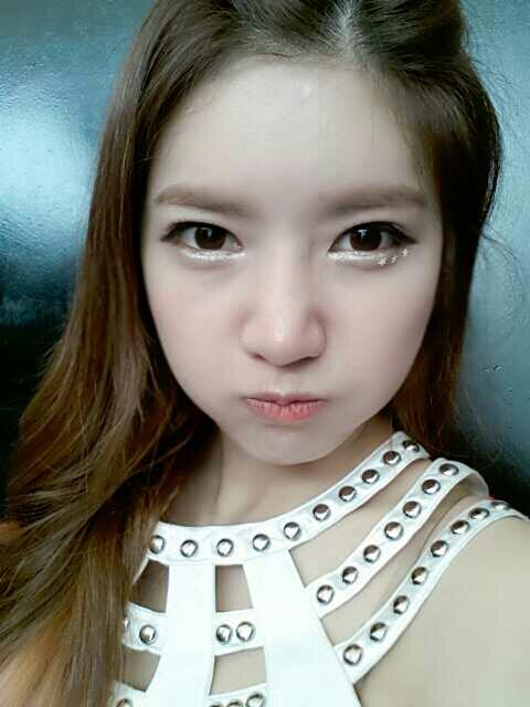 Q_1EH's tweet photo. 오랜만에 하얀색의상을 입었습니다.♥뜻깊은 무대 초대해주신데에 감사드리고 좋은자리 마련해주셔서 다시한번 감사합니다~몸둘바를 모르겠어요.앞으로 더 노력하는 온니원 될께요!♥제 목소리가 조금이나마 힘이 되었길.. http://t.co/2SUxaT5Ta3