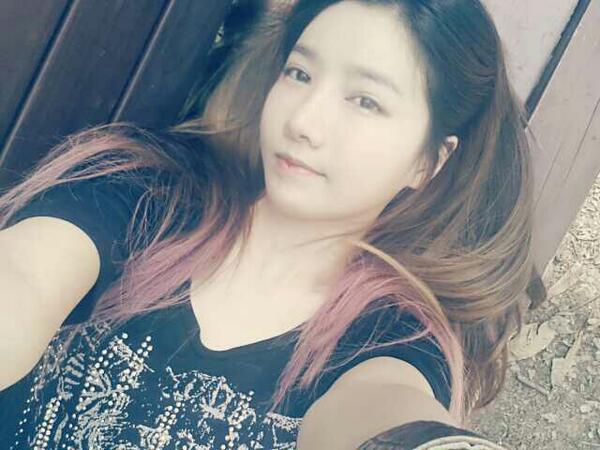 Q_1EH's tweet photo. 사회적으로 많이 힘들,아무이유없이 불쌍하게 살아가는 어린이들에게 힘이 되었으면 합니다!!이 티셔츠도 자선바자회에서 구입했어요,명동에서 일주일간 이루어지니 많은 방문 바랄께요...!! http://t.co/FUUbGocdN6