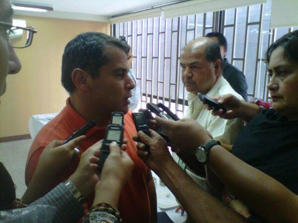 SenadoGovCo's tweet photo. Periodistas de Ibagué preguntan sobre la #LeyFerro y seguridad vial @senadorferro http://t.co/K02kkIjfAm
