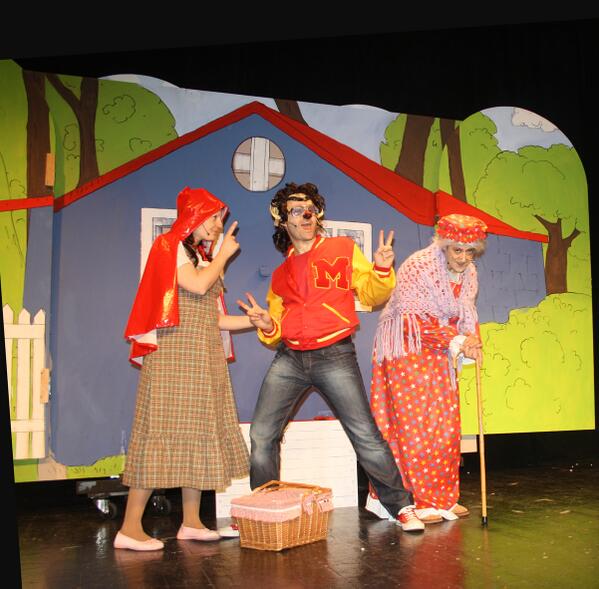 La Caputxeta, la SuperIaia i el Justin Lobo. Avui a les 18:00h.