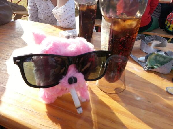 So verder vra ek vir <a href="/MoniqueVs/">Monique van Straaten</a>  en <a href="/Sim_onna/">Simone Nieuwoudt</a>  om vir my iets randoms te koop vir R20..... dis wat ek gekry het...