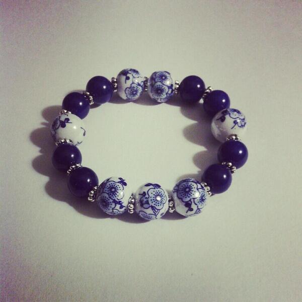 StrandsOriginal's tweet image. buff.ly/188Ch7C
$15 Navy &amp;amp; White Flowers - Restocked 
#Navy #Blue #White #Flowers #Floral #Accessories