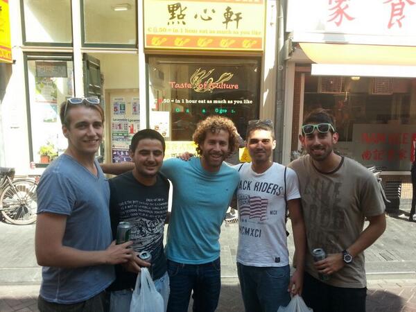 aMoranMachado's tweet photo. Y las casualidades... Caminando por Amsterdam nos encontramos con Cañas #MushoBeti @RBetisOficial http://t.co/Ay4O44iZlA