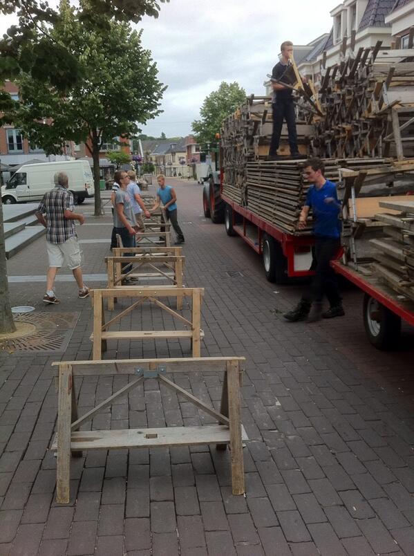 Met man en macht zijn ze kramen aan het neerzetten voor 1e oud Veluwse Markt morgen.