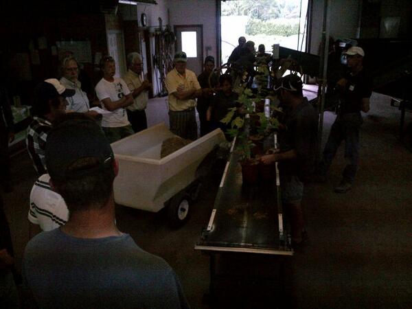 Verbinnens's tweet photo. Our potting crew shows off their technique! http://t.co/6pxcISQyS6