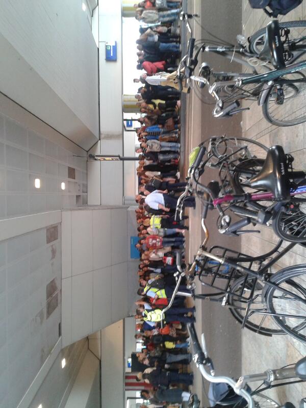 xxMARJO's tweet photo. ze stuurde vanmiddag bussen naar almere omdat er geen treinen reden, echt een gaos. http://t.co/eq9sTyrdA0