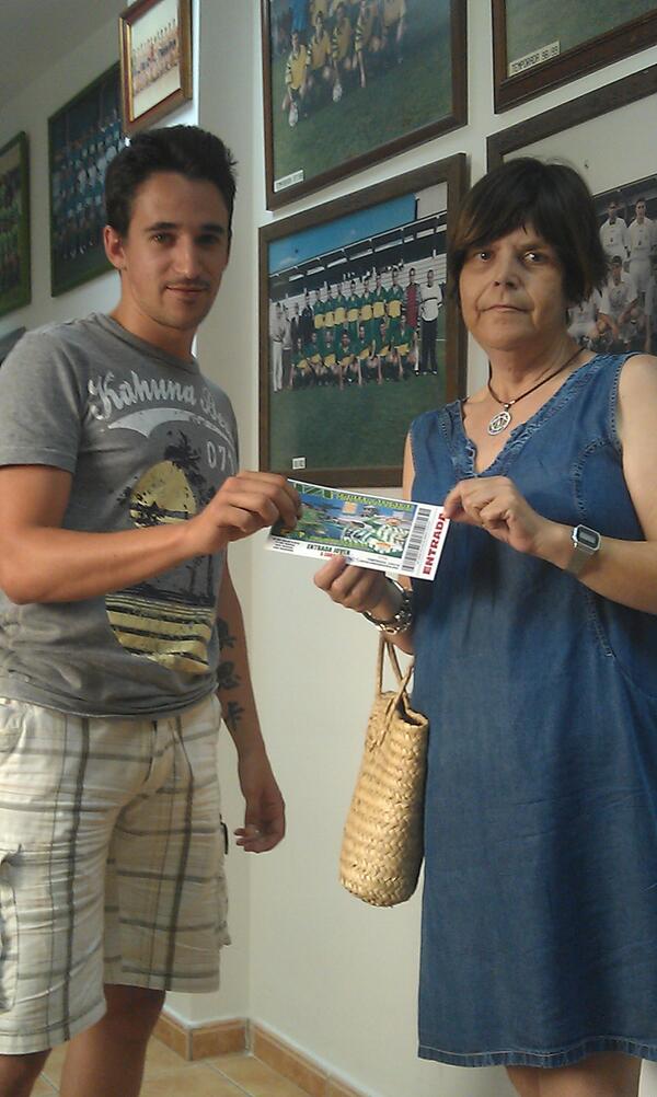 Entrega de la entrada a Ana que fue premiada entre los que hicieron RT o compartieron el mensaje por Facebook.