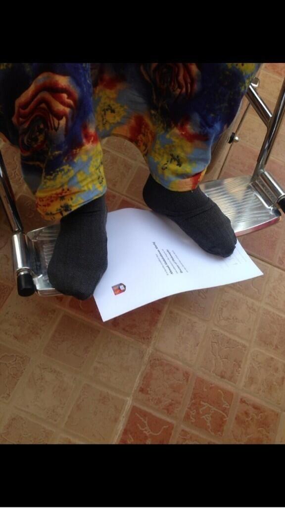 صورة- الكاتب الساخر #أحمد_العرفج يضع شهادة الدكتوراه التي حصل عليهاحديثا تحت أقدام والدته صاحبة الفضل بعدالله في ذلك