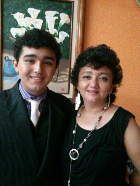 ArceoCecy's tweet photo. Hoy graduacion de la Prepa Siglo XXI. Felicidades a mi hijo Saul Enrique lucha en todo momento por lo que quieres http://t.co/KTuQcA6gqe