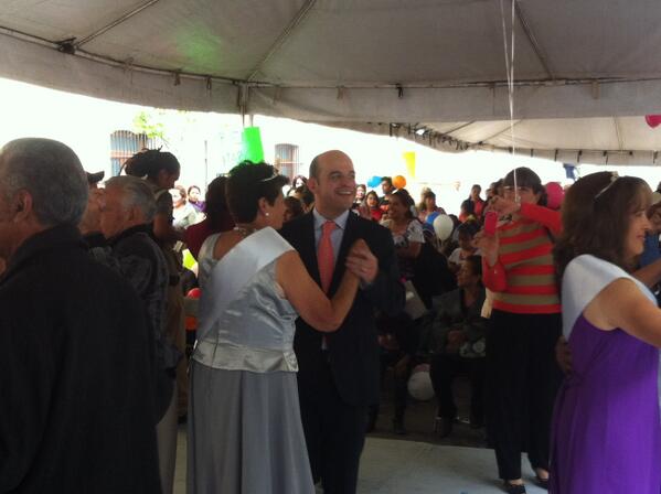 ArnoldoRodrigue's tweet photo. Y en esta ocasión, en lugar de vals, un buen danzón http://t.co/GuUgGhNxjb