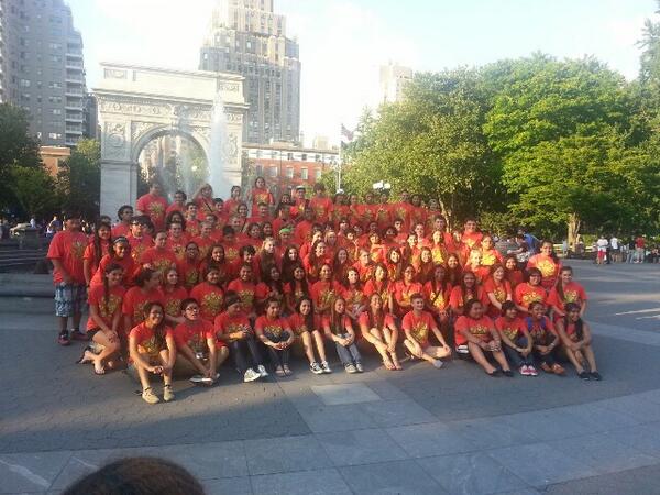 ImFirstGen's tweet image. The entire #NYU @CollegeHorizons cohort in Washington Square Park! #ImFirstGen #WorkHardPlayHard