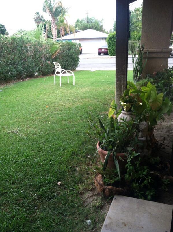 Sophia00_'s tweet photo. Wth is a chair doing right there ? http://t.co/Nt88Gq3QZV