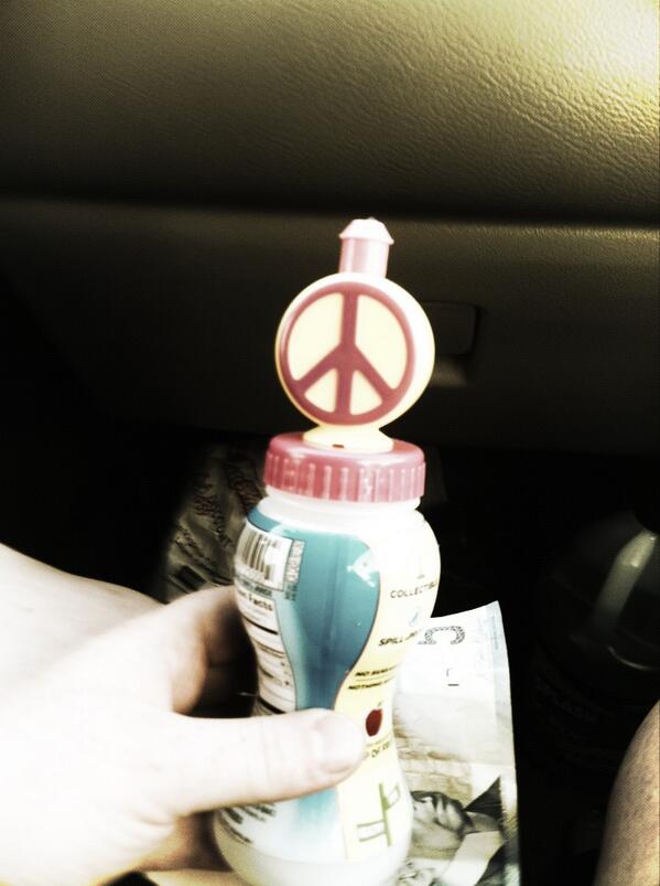 DaisyBriana's tweet image. @Taylor_Falloon  there may or may not be straight up mango vodka in this cup. #imayhaveissues #stressedthefuckout