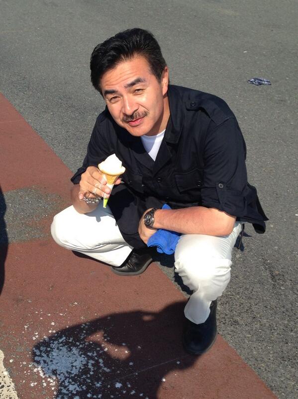 تويتر 佐藤正久 على تويتر 麻生太郎先生 鴻池祥肇先生に習って ソフトクリームをいただきましたが あまりの暑さに食べる前に溶けてしまいます 麻生先生のように渋く食べてみたい Http T Co I0kse8nukv