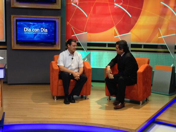 PrensaRamonPoo's tweet photo. En vivo Ramón Poo en noticiero #Diacondia con @rogerio_pano por @televertv #Veracruz http://t.co/rzsxPXCXNC
