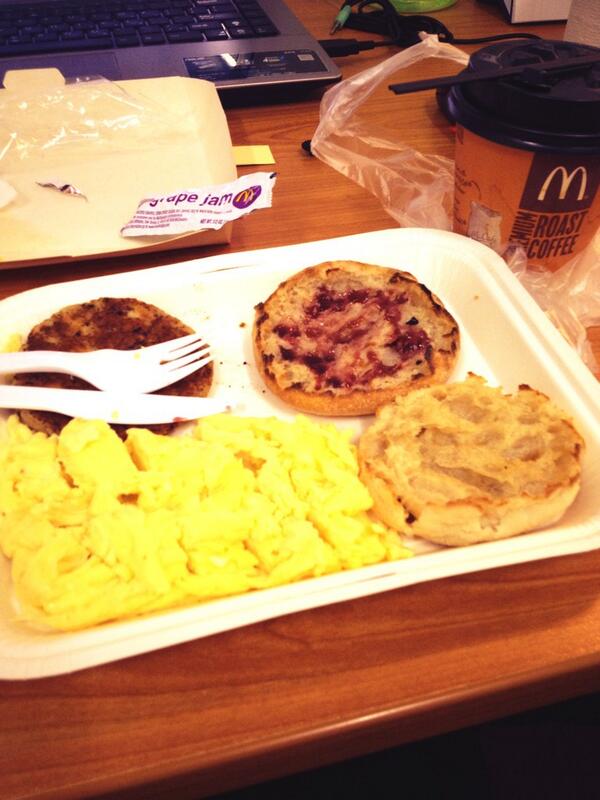 minkyai's tweet photo. A rainy morning + a big breakfast .. It's awesome ! http://t.co/fCKjlbh4PJ