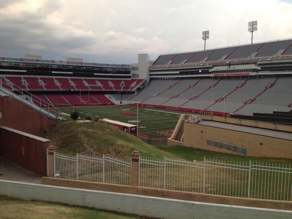 MarkKellogg's tweet photo. Woo Pig Spooie!! Shout out to all my Arkansas peeps. Sweet facilities! http://t.co/BmccEmUrI2