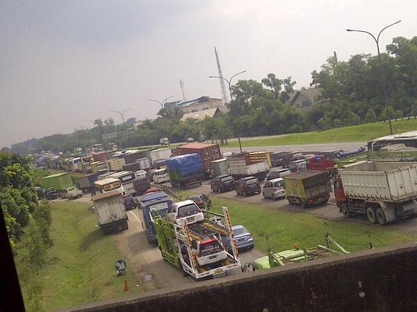 devinanurul's tweet photo. @BandungReview iya min parah abis macet nyaa http://t.co/Pm8bl938Dm