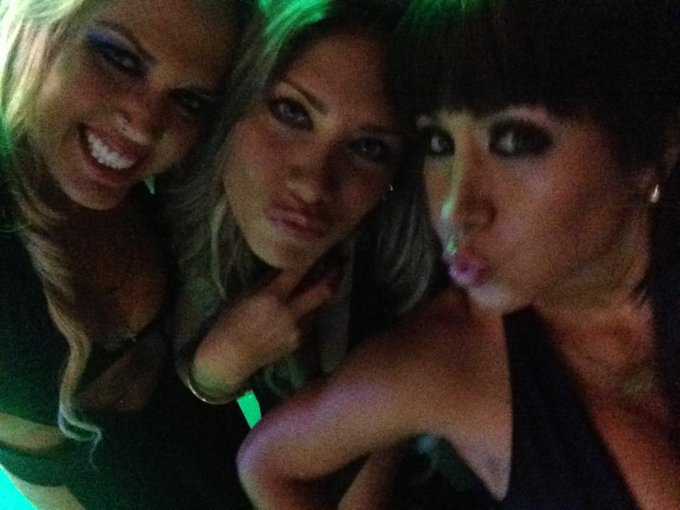 Mis amigas de las mujeres de negro tan regias ellas, las quiero http://t.co/FD2mrx4Fby<a href="/tag/newday"class="tags"><span>#newday</span></a>