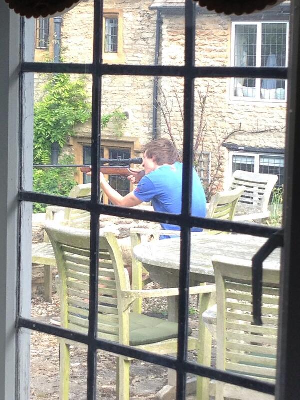 _EliseR's tweet photo. Most exciting thing to ever happen in Aynho. #NuttyNeigbours #GiantRatOnTheRun http://t.co/ZmycAd0WHK