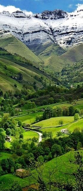 NationalGeograC's tweet photo. Valle del Pisueña, Cantabria, #España http://t.co/29meUwCygZ