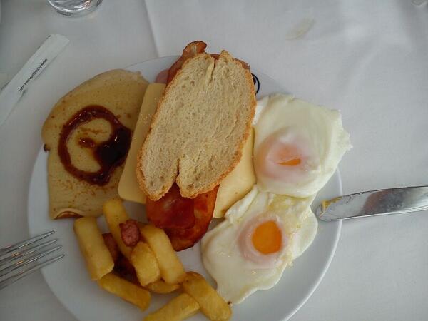 maviejc's tweet photo. empezando el día  con fuerza que la playa da mucha hambre :-) @Ms_hda http://t.co/5hm6TFVIup