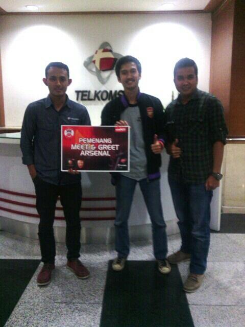 AIS_BDG's tweet image. Serah trima pemenang #KuisAISBDG #SimpatiLoop tiket Meet&amp;amp;Greet Arsenal dr Telkomsel. Slamat @a_mar89 @faizalyusdian !