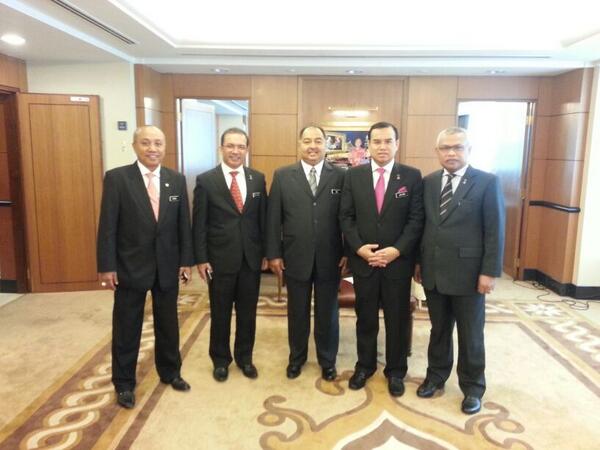 zeekay15's tweet photo. Tahniah.. Hmm.. siapa paling hensem ? RT @markchomel: angkat sumpah SUPOL dgn PM.. @abhamid32 @idamoerni @SchyaRosli http://t.co/n9HMAcUr80