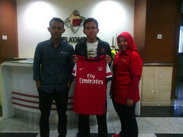 AIS_BDG's tweet image. Serah terima pemenang #KuisAISBDG #SimpatiLoop jersey Arsenal dr Telkomsel. Selamat @arsenalprd @bimo13 !