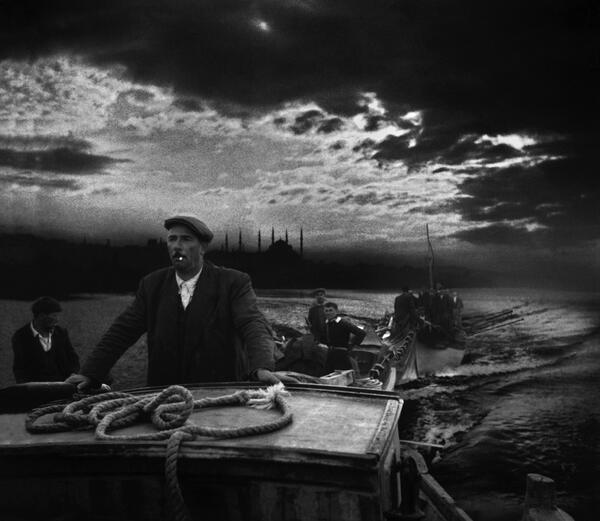 AraGulerFoto's tweet photo. Bir şehrin sularına sinmişti gölgemiz; http://t.co/ulD2jY9ACi