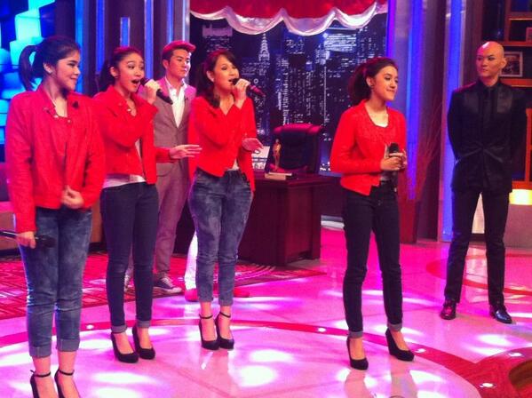 <a href="/Ify_blink/">Ify Blink</a> <a href="/FebbyBlink/">Febby Rastanty</a> <a href="/PricillaBlink/">Ezea</a> <a href="/SiviaBlink/">via</a> menyanyikan "Tanah Airku" di @HitamPutihT7