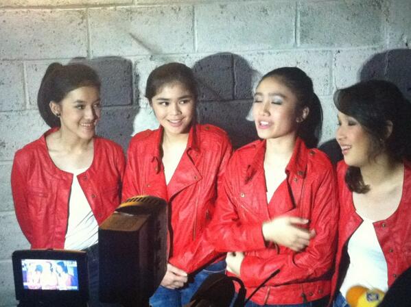 <a href="/Ify_blink/">Ify Blink</a> <a href="/FebbyBlink/">Febby Rastanty</a> <a href="/PricillaBlink/">Ezea</a> <a href="/SiviaBlink/">via</a> diwawancara infotainment di @HitamPutihT7