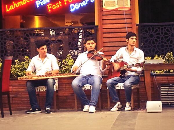 FecriBarlik's tweet photo. Siirt Güres caddesinde @sehrisaray tarafindan iftar öncesi ilahi müziği ziyafeti veriliyor... @fuatakkoyun @ADANALISF http://t.co/rl4dTALuRZ